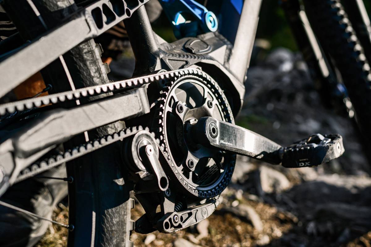 Equipped with a Bosch motor and a Rohloff E-14 electronic shifting hub, the drivetrain on the Nicolai EBoxx is one of the most sophisticated in the business.